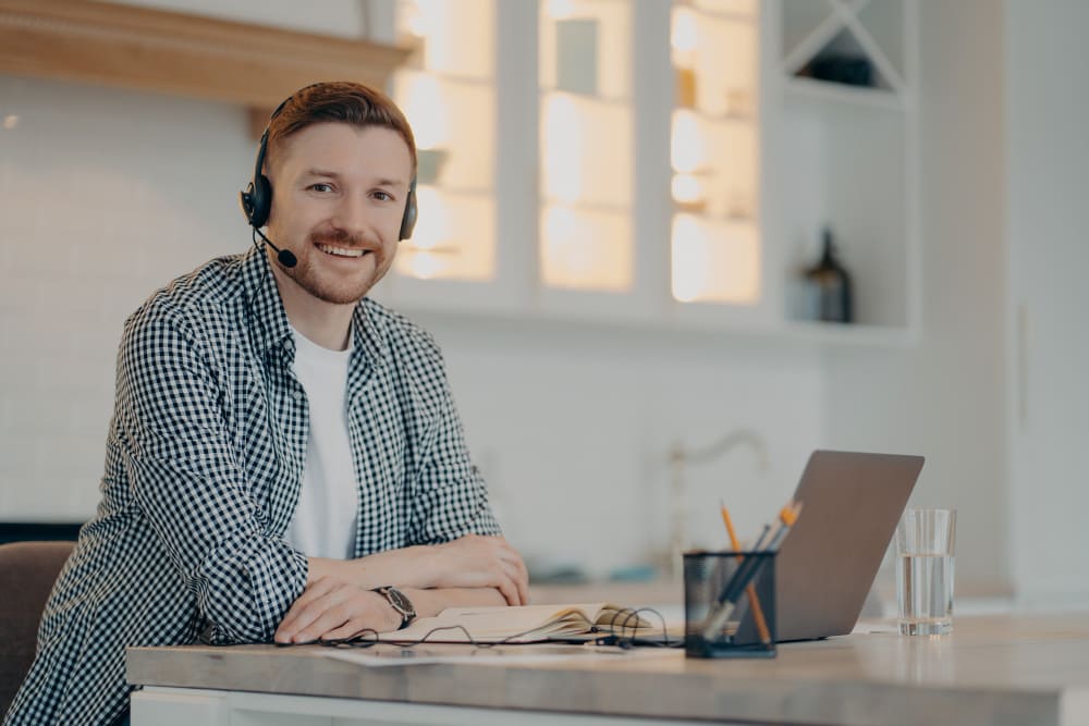 sonriente freelance trabajando remoto