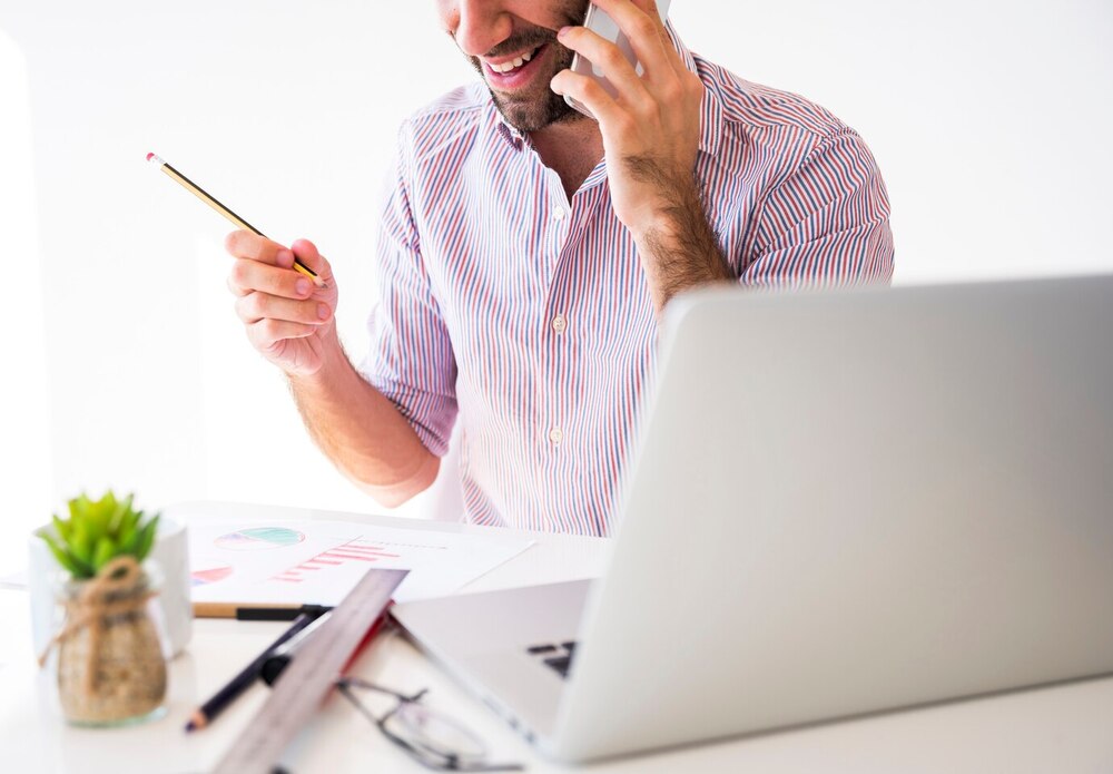 empresario-trabajando-telefono-movil