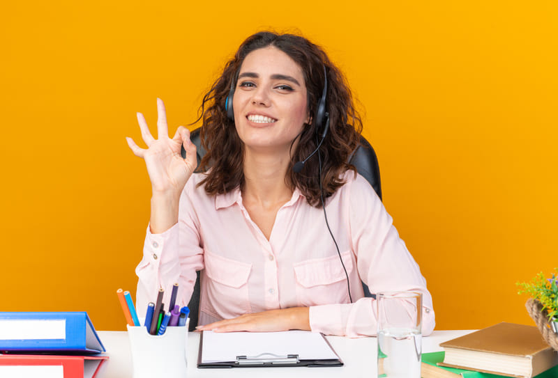 Mujer en su puesto de trabajo como servicio de centralita externa