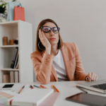 mujer cansada en el trabajo procrastinar concepto