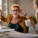 mujer disculpándose llamada telefónica