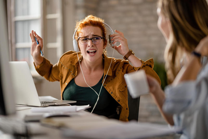 mujer disculpándose llamada telefónica